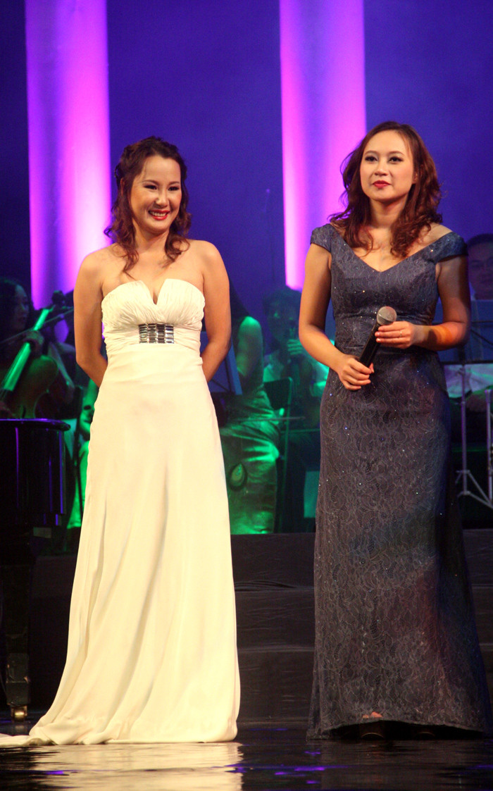 Giáng Son lộng lẫy như một cô dâu với chiếc váy trắng muốt.