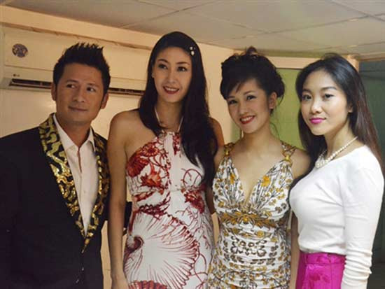 Sau chương trình, Hồng Nhung, Đoan Trang và Hà Kiều Anh đều lui lại để chúc mừng Bằng Kiều. Sau chương trình, Hồng Nhung, Đoan Trang và Hà Kiều Anh đều lui lại để chúc mừng Bằng Kiều.