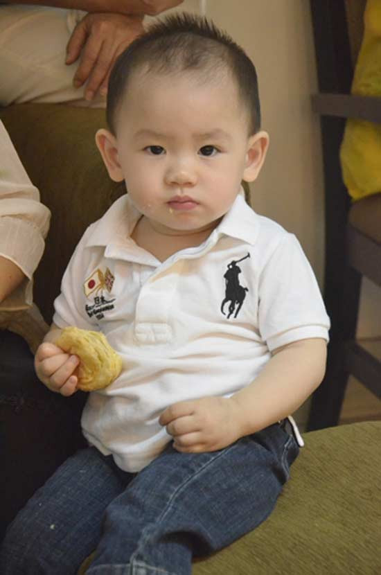 Kenzi được 16 tháng tuổi đã ăn được bánh rất ngon lành Kenzi được 16 tháng tuổi đã ăn được bánh rất ngon lành