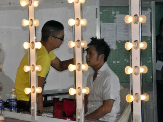 Anh bắt đầu trang điểm Anh bắt đầu trang điểm