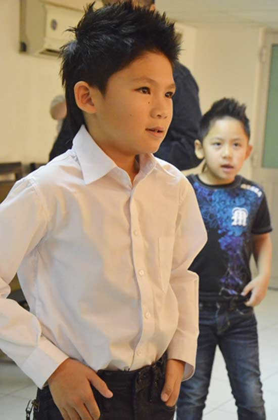 Trong khi đó, Beckham thể hiện một bài nhảy để ghi hình Trong khi đó, Beckham thể hiện một bài nhảy để ghi hình