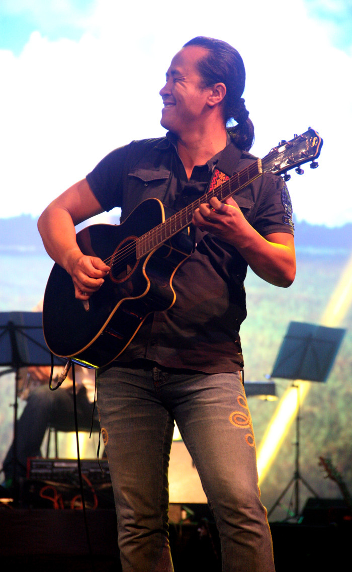 Tiếng đàn của Lê Minh Sơn chinh phục khán giả bằng những tràng pháo tay không ngớt.