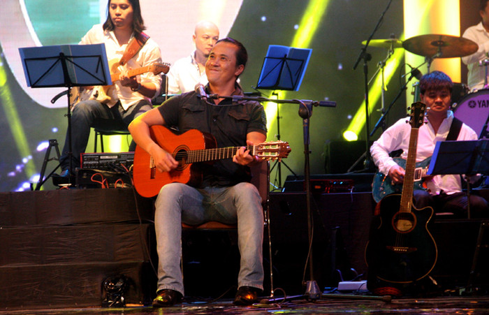 Và, có vẻ như những lời khen làm cho nhạc sỹ họ Lê phấn chấn, anh chơi nhạc rất phiêu và ngẫu hứng.