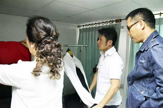 Xem lại trang phục trước khi biểu diễn Xem lại trang phục trước khi biểu diễn