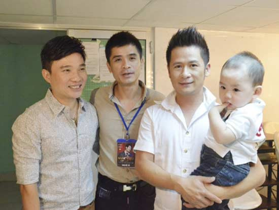 Quang Linh cũng vào tận trong cánh gà chúc mừng Bằng Kiều Quang Linh cũng vào tận trong cánh gà chúc mừng Bằng Kiều