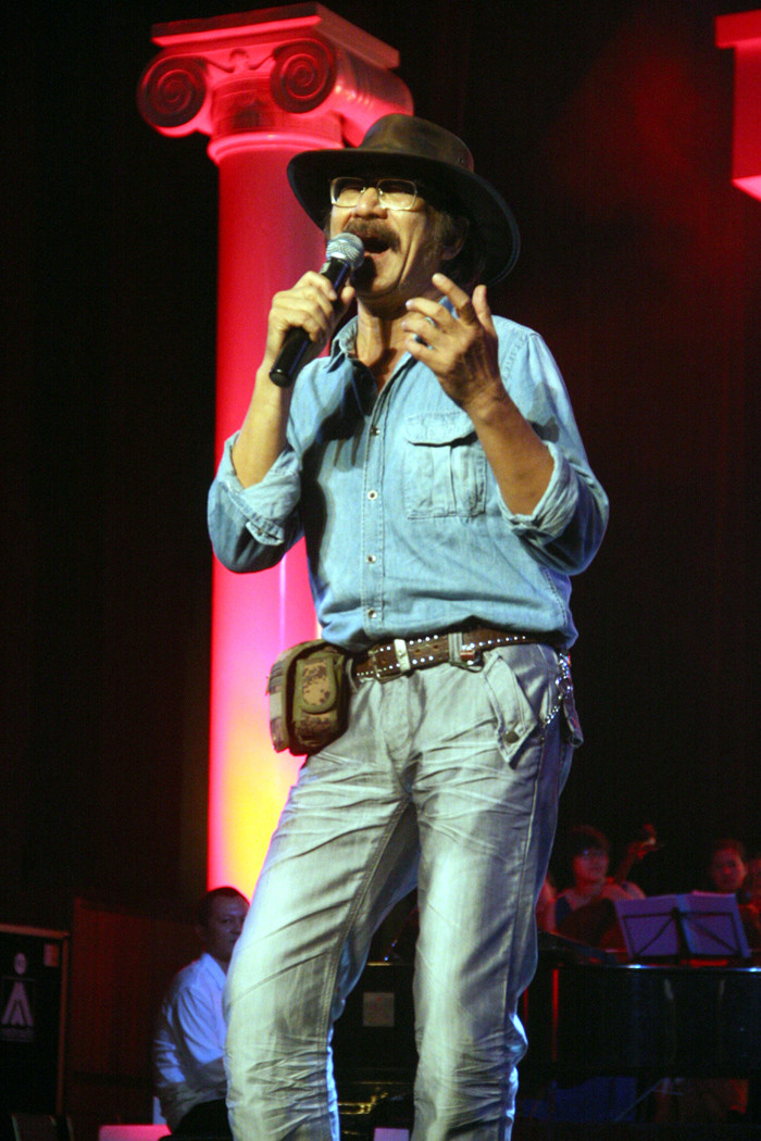 Nhạc sỹ Nguyễn Cường thể hiện ca khúc "Mãi vẫn tuổi thơ tôi Hà Nội". Ông cho biết, từ lâu đã mặc định bản thân là người có 2 quê: Hà Nội là nơi sinh ra lớn lên và định mệnh đưa ông đến với vùng đất Tây Nguyên.