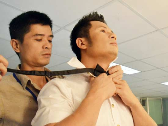 Bằng Kiều được bạn thân là Hồ Quân chỉnh sửa trang phục Bằng Kiều được bạn thân là Hồ Quân chỉnh sửa trang phục