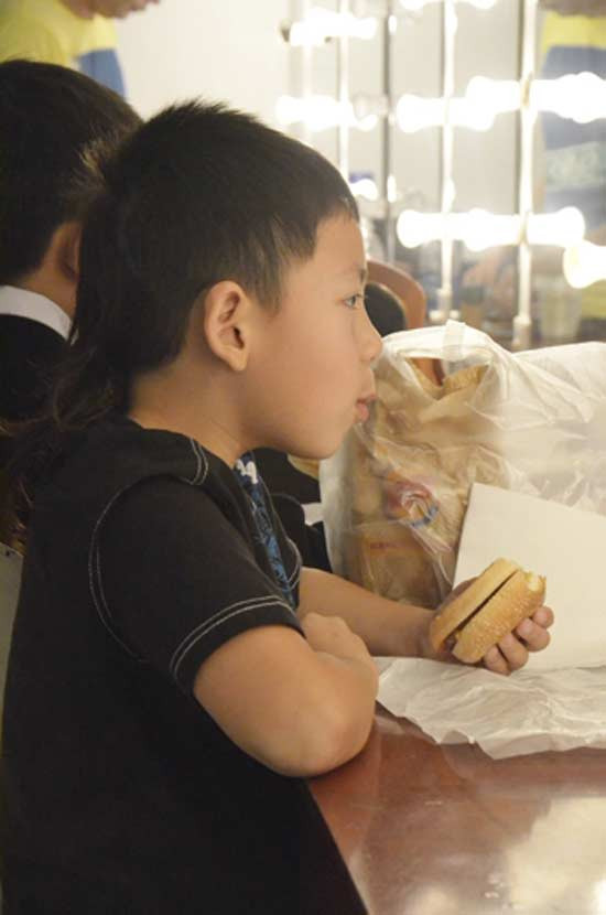 Colin - con trai thứ hai của Bằng Kiều cũng rất háu ăn Colin - con trai thứ hai của Bằng Kiều cũng rất háu ăn
