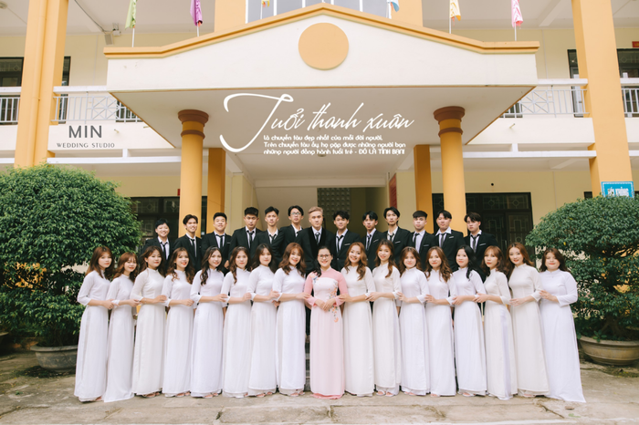 Thái Sơn cùng cô giáo chủ nhiệm và các bạn cùng lớp trong bộ ảnh kỷ yếu cuối khoá. (Ảnh: Nhân vật cung cấp)