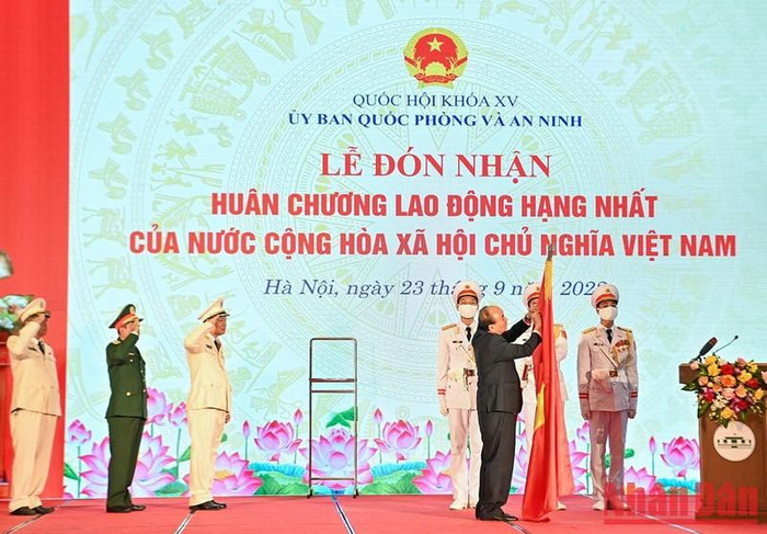 Chủ tịch nước Nguyễn Xuân Phúc trao Huân chương Lao động hạng Nhất cho Ủy ban Quốc phòng và An ninh. Chủ tịch nước Nguyễn Xuân Phúc trao Huân chương Lao động hạng Nhất cho Ủy ban Quốc phòng và An ninh.