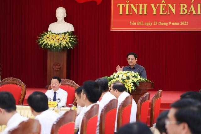 Nhấn mạnh con người là nguồn lực quan trọng, quyết định nhất, Thủ tướng yêu cầu tỉnh tập trung đầu tư cho giáo dục và đào tạo, cả về cơ sở vật chất, trường, lớp, giáo viên. Ảnh: VGP/Nhật Bắc Nhấn mạnh con người là nguồn lực quan trọng, quyết định nhất, Thủ tướng yêu cầu tỉnh tập trung đầu tư cho giáo dục và đào tạo, cả về cơ sở vật chất, trường, lớp, giáo viên. Ảnh: VGP/Nhật Bắc