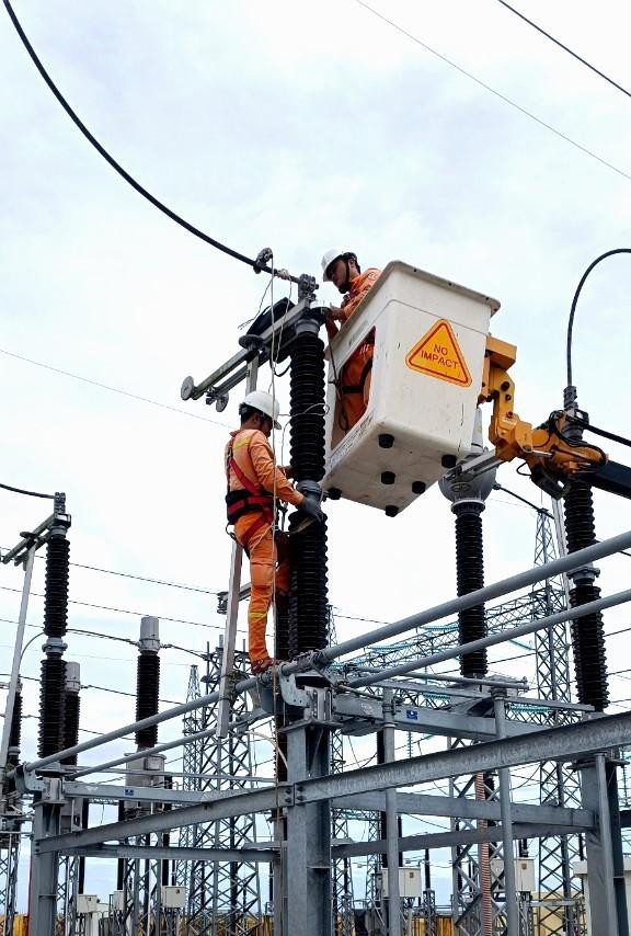 Xử lý thiết bị sau bão số 4 tại TBA 500kV Dốc Sỏi Xử lý thiết bị sau bão số 4 tại TBA 500kV Dốc Sỏi
