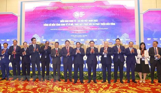 Thủ tướng Phạm Minh Chính, Chủ tịch Quốc hội Vương Đình Huệ với đại biểu dự diễn đàn. (Ảnh: Doãn Tấn/TTXVN)