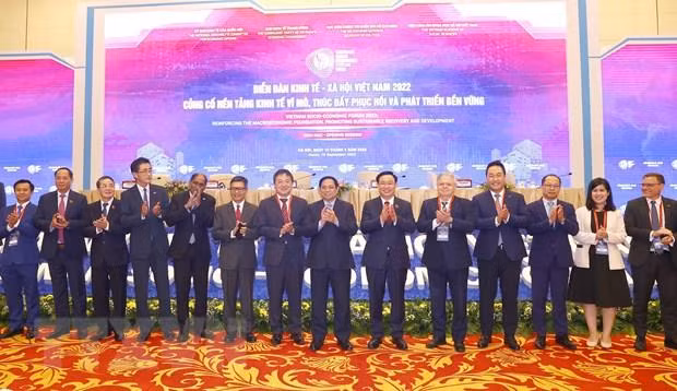 Thủ tướng Phạm Minh Chính, Chủ tịch Quốc hội Vương Đình Huệ với đại biểu dự diễn đàn. (Ảnh: Doãn Tấn/TTXVN)