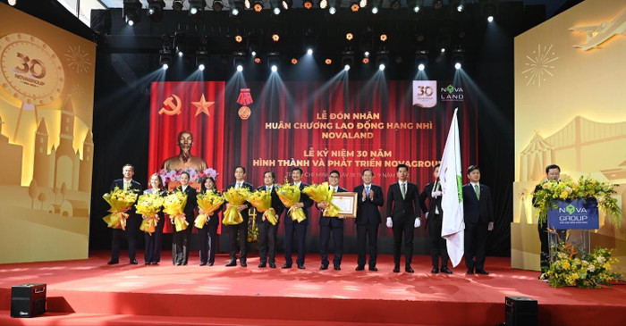 Ông Phan Văn Mãi - Ủy viên Ban Chấp hành Trung ương Đảng, Phó Bí thư Thường trực Thành ủy, Chủ tịch Ủy ban nhân dân Thành phố Hồ Chí Minh đại diện trao tặng Huân chương Lao động hạng Nhì cho Novaland Ông Phan Văn Mãi - Ủy viên Ban Chấp hành Trung ương Đảng, Phó Bí thư Thường trực Thành ủy, Chủ tịch Ủy ban nhân dân Thành phố Hồ Chí Minh đại diện trao tặng Huân chương Lao động hạng Nhì cho Novaland