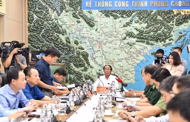 Phó Thủ tướng Lê Văn Thành nghe báo cáo về tình hình ứng phó bão Noru. Ảnh: VGP/Đức Tuân