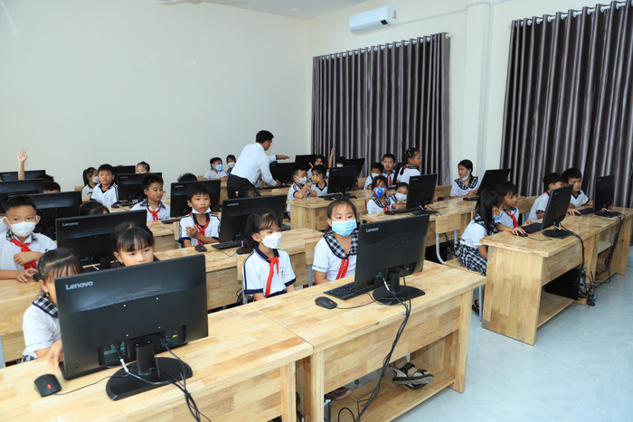 Các em học sinh hào hứng khi được trải nghiệm phòng học thực hành Tin học đầy đủ trang thiết bị hiện đại Các em học sinh hào hứng khi được trải nghiệm phòng học thực hành Tin học đầy đủ trang thiết bị hiện đại