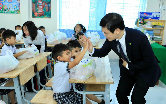 Các em học sinh vui mừng khi được nhận những phần quà ý nghĩa từ NovaGroup Các em học sinh vui mừng khi được nhận những phần quà ý nghĩa từ NovaGroup