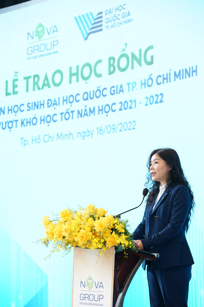 Bà Hoàng Thu Châu phát biểu động viên tinh thần vượt khó học tốt của các em sinh viên, học sinh