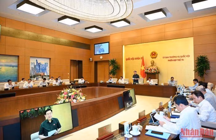 Ngay sau phát biểu khai mạc của Chủ tịch Quốc hội Vương Đình Huệ, Ủy ban Thường vụ Quốc hội tiến hành giám sát chuyên đề “Việc thực hiện các nghị quyết của Ủy ban Thường vụ Quốc hội về việc sắp xếp các đơn vị hành chính cấp huyện, cấp xã trong giai đoạn 2019-2021”.