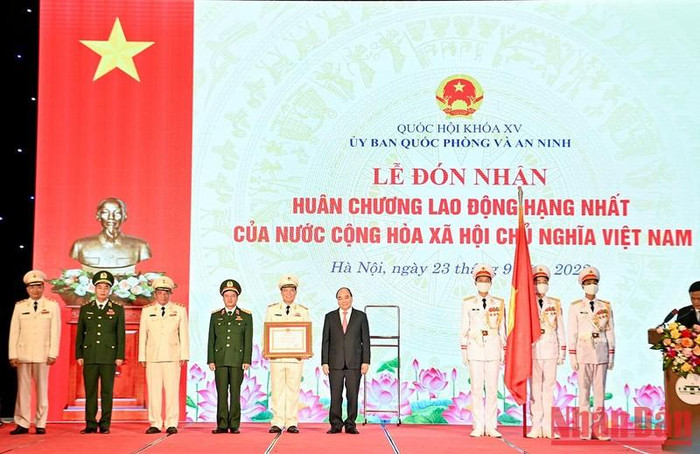 Chủ tịch nước Nguyễn Xuân Phúc trao Huân chương Lao động hạng Nhất cho Ủy ban Quốc phòng và An ninh. Chủ tịch nước Nguyễn Xuân Phúc trao Huân chương Lao động hạng Nhất cho Ủy ban Quốc phòng và An ninh.
