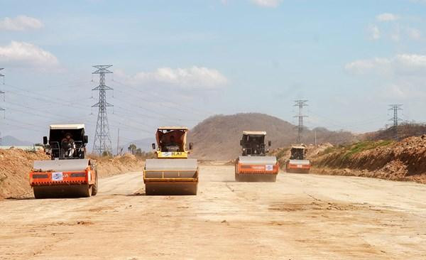 Giao chéo vị trí 1312-1313 đường dây 500kV Vĩnh Tân - Sông Mây với đoạn cao tốc Vĩnh Hảo - Phan Thiết tại địa bàn xã Thuận Hòa, huyện Hàm Thuận Bắc, Bình Thuận