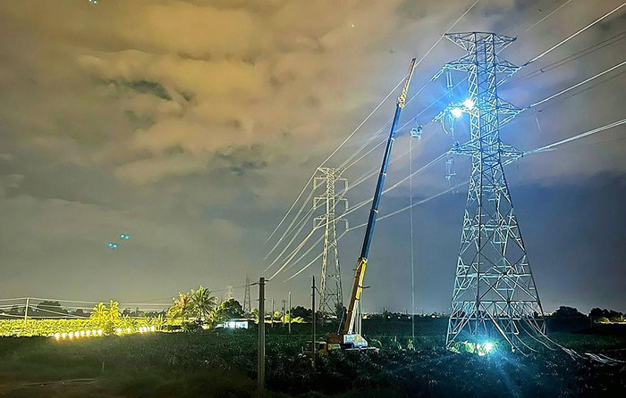 Thi công vị trí 41- 42 đường dây 220kV Phan Thiết - Hàm Tân (tỉnh Bình Thuận) phục vụ thi công cao tốc Bắc – Nam