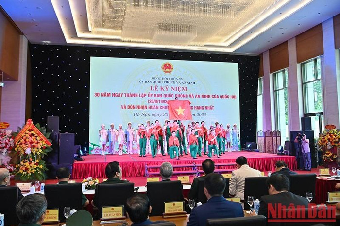 Tiết mục văn nghệ mở màn Lễ kỷ niệm 30 năm ngày thành lập Ủy ban Quốc phòng và An ninh. Tiết mục văn nghệ mở màn Lễ kỷ niệm 30 năm ngày thành lập Ủy ban Quốc phòng và An ninh.