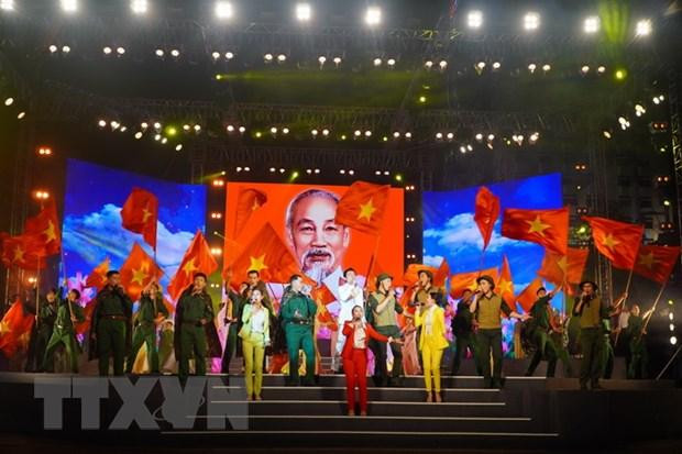 Liên khúc "Đất nước trọn niềm vui" và "Như có Bác Hồ trong ngày vui đại thắng" do các nhóm nhạc đồng thể hiện. (Ảnh: Thu Hương/TTXVN) Liên khúc "Đất nước trọn niềm vui" và "Như có Bác Hồ trong ngày vui đại thắng" do các nhóm nhạc đồng thể hiện. (Ảnh: Thu Hương/TTXVN)