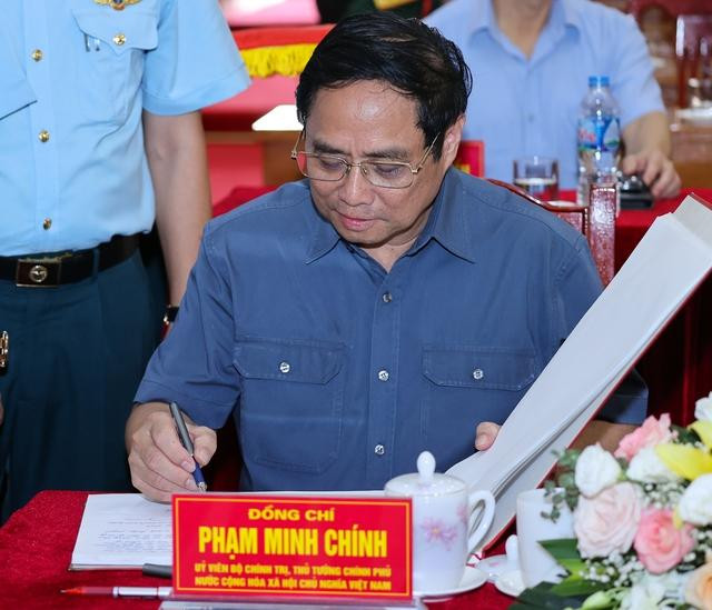 Thủ tướng ghi lưu bút khi tới thăm Trung đoàn không quân 921. Ảnh: VGP/Nhật Bắc