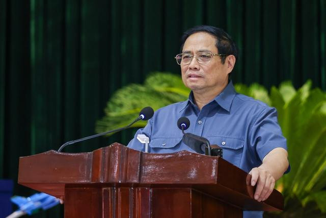 Thay mặt Lãnh đạo Đảng, Nhà nước, Thủ tướng chúc mừng và nhiệt liệt biểu dương các nỗ lực, chiến công và thành tích xuất sắc của Sư đoàn 371 nói chung và Trung đoàn Không quân 921. Ảnh: VGP/Nhật Bắc