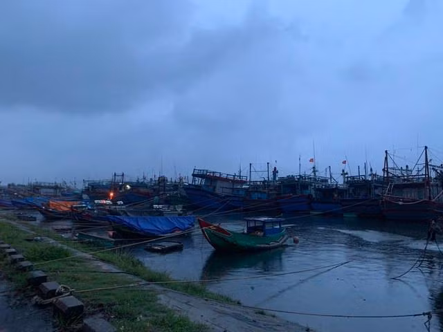 Tàu thuyền neo đậu an toàn tại cảng cá Triệu An, Triệu Phong, Quảng Trị. Ảnh: VGP/Đức Tuân