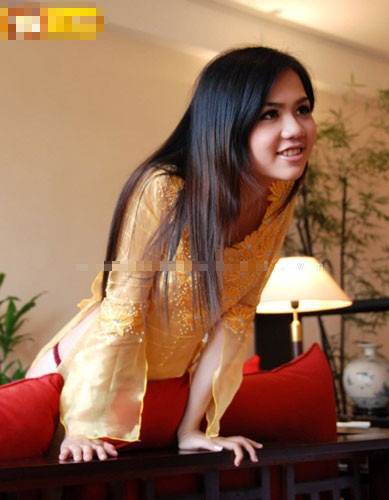 Bộ ảnh nude áo dài "tai tiếng" của Ngọc Trinh Bộ ảnh nude áo dài "tai tiếng" của Ngọc Trinh