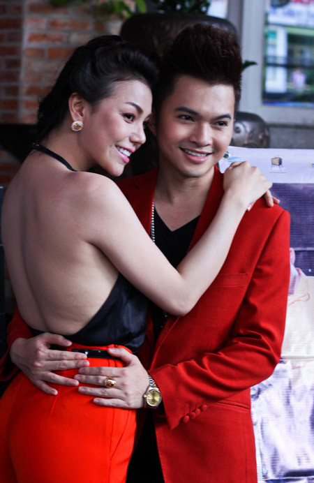 Trà Ngọc Hằng quá sexy với chiếc áo yếm màu đen khoe trọn tấm lưng chắng mấy nuột nà Trà Ngọc Hằng quá sexy với chiếc áo yếm màu đen khoe trọn tấm lưng chắng mấy nuột nà