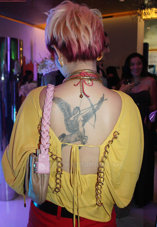 Mai Khôi và khoảng lưng "nổi loạn". Mai Khôi và khoảng lưng "nổi loạn".