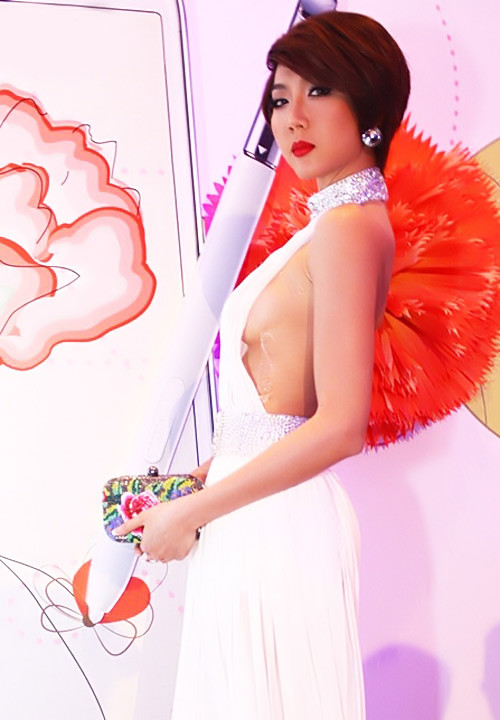 Khoảng hở này của Ngọc Quyên có vẻ hơi quá đà Khoảng hở này của Ngọc Quyên có vẻ hơi quá đà