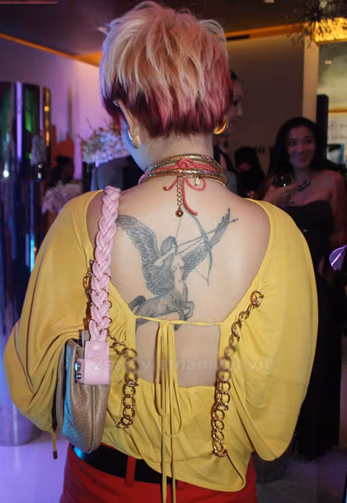 Mai Khôi và khoảng lưng "nổi loạn". Mai Khôi và khoảng lưng "nổi loạn".