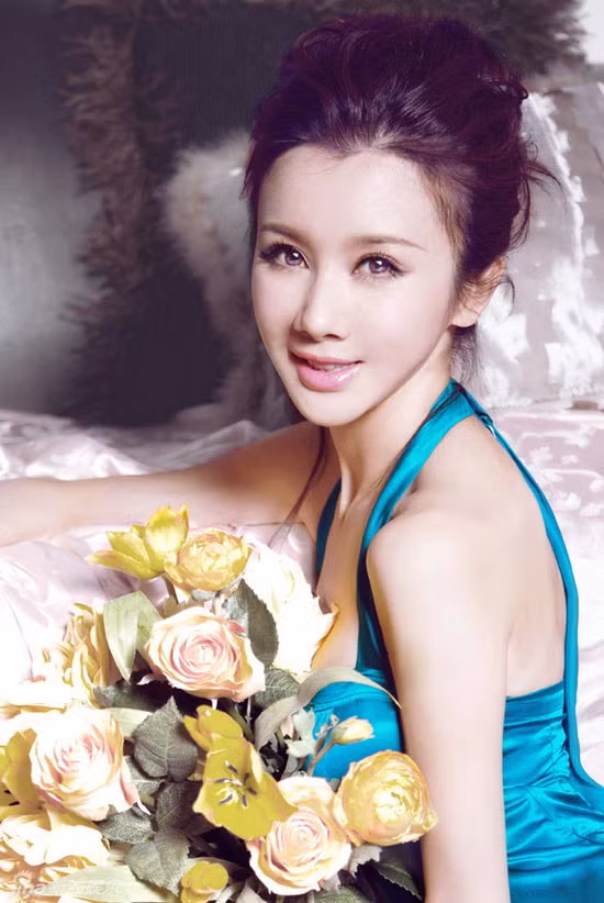 Gương mặt của Tôn Phi Phi cũng được nhận xét là khác trước rất nhiều: Chiếc cằm nhọn hơn, bờ môi đầy đặn và chiếc mũi cao hơn. Ngay lập tức, Tôn Phi Phi bị cho là dao kéo chỉnh sửa sắc đẹp sau khi cư dân mạng so sánh hình ảnh cũ và hiện tại của cô. Cựu quản lý của Tôn Phi Phi - Vương Vy còn khẳng định, nữ diễn viên Thất Kiếm nghiện phẫu thuật thẩm mỹ, khuôn mặt giờ biến dạng đến mức không nhận ra sau một lần "dao kéo" thất bại.