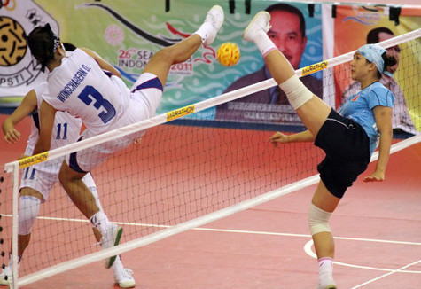 Cầu mây nữ Việt Nam (phải) để thua Thái Lan. Ảnh: TTVH