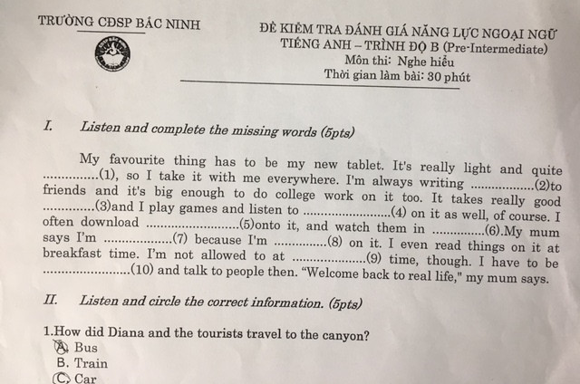 Phần thi nghe hiểu trong đề thi chứng chỉ tiếng Anh trình độ B do Trường cao đẳng Sư phạm Bắc Ninh ra đề cho nhiều giáo viên huyện Lương Tài ngày 25/3. Ảnh: Vũ Phương Phần thi nghe hiểu trong đề thi chứng chỉ tiếng Anh trình độ B do Trường cao đẳng Sư phạm Bắc Ninh ra đề cho nhiều giáo viên huyện Lương Tài ngày 25/3. Ảnh: Vũ Phương