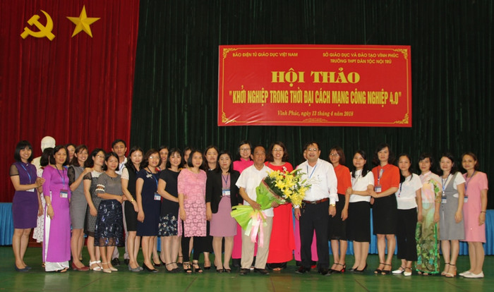 Các thầy cô giáo Trường trung học phổ thông nội trú tỉnh Vĩnh Phúc chụp ảnh lưu niệm với Giáo sư Nguyễn Lân Dũng. Ảnh: Vũ Phương.