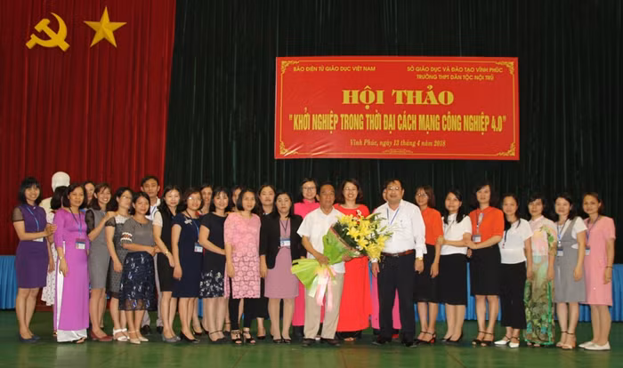 Các thầy cô giáo Trường trung học phổ thông nội trú tỉnh Vĩnh Phúc chụp ảnh lưu niệm với Giáo sư Nguyễn Lân Dũng. Ảnh: Vũ Phương.