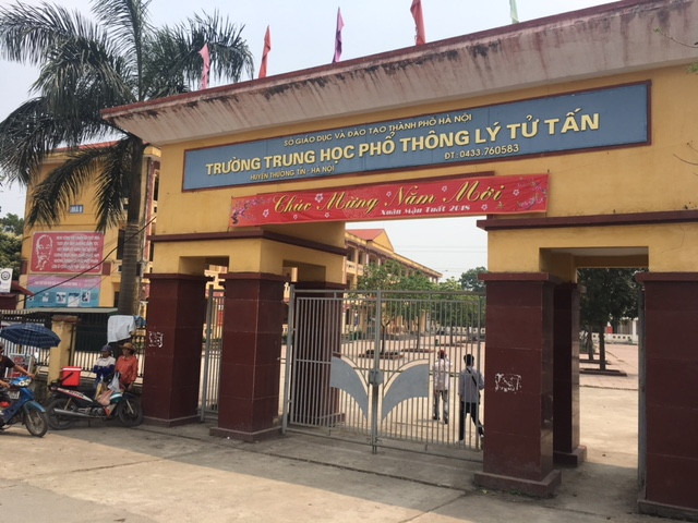 Nhiều giáo viên Trường trung học phổ thông Lý Tử Tấn (Thường Tín, Hà Nội) bức xúc vì hồ sơ cá nhân, quyết định xếp hạng ngạch lương viên chức... cung cấp cho người lạ nhằm mục đích chiếm đoạt tài sản. Ảnh: Vũ Phương.