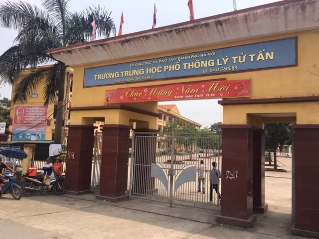 Nhiều giáo viên Trường trung học phổ thông Lý Tử Tấn (Thường Tín, Hà Nội) bức xúc vì hồ sơ cá nhân, quyết định xếp hạng ngạch lương viên chức... cung cấp cho người lạ nhằm mục đích chiếm đoạt tài sản. Ảnh: Vũ Phương.