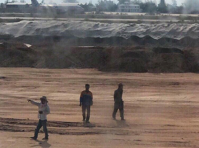 Tàu bay của Vietnam Airlines mang số hiệu VN7344 xuất phát từ TP.HCM đi Cam Ranh đã hạ cánh nhầm xuống đường băng. Theo nhà chức trách, đường băng này chưa đưa vào khai thác tại Cảng hàng không quốc tế Cam Ranh. Ảnh: PLO Tàu bay của Vietnam Airlines mang số hiệu VN7344 xuất phát từ TP.HCM đi Cam Ranh đã hạ cánh nhầm xuống đường băng. Theo nhà chức trách, đường băng này chưa đưa vào khai thác tại Cảng hàng không quốc tế Cam Ranh. Ảnh: PLO