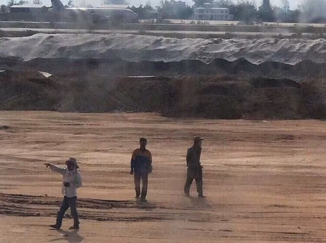 Tàu bay của Vietnam Airlines mang số hiệu VN7344 xuất phát từ TP.HCM đi Cam Ranh đã hạ cánh nhầm xuống đường băng. Theo nhà chức trách, đường băng này chưa đưa vào khai thác tại Cảng hàng không quốc tế Cam Ranh. Ảnh: PLO