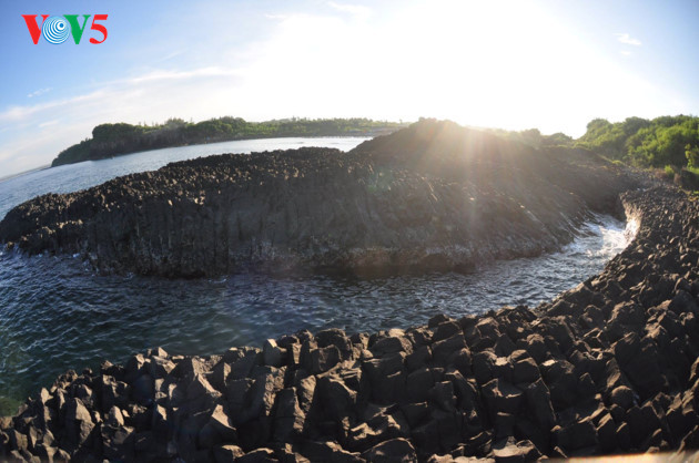 Bãi đá trầm tích tự nhiên Gành Yến, một danh thắng tuyệt đẹp được đề nghị nằm trong dự án của FLC. Ảnh: Vov Bãi đá trầm tích tự nhiên Gành Yến, một danh thắng tuyệt đẹp được đề nghị nằm trong dự án của FLC. Ảnh: Vov