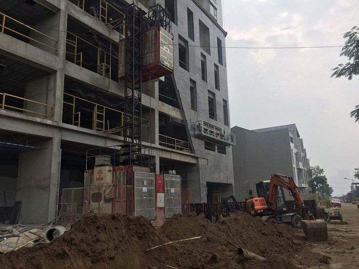 Chủ đầu tư Dự án HH2 - FLC Garden City từng ép người dân nhận nhà khi điều kiện tối thiểu chưa đảm bảo, vật liệu xây dựng, bùn đất vẫn ngổn ngang như đại công trường. Ảnh: NVCC. Chủ đầu tư Dự án HH2 - FLC Garden City từng ép người dân nhận nhà khi điều kiện tối thiểu chưa đảm bảo, vật liệu xây dựng, bùn đất vẫn ngổn ngang như đại công trường. Ảnh: NVCC.