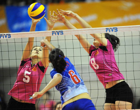 Các cô gái bóng chuyền Việt Nam (áo đỏ) đang thi đấu chung kết.