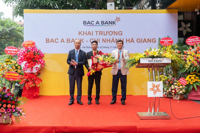 Ông Chu Nguyên Bình, Phó Tổng giám đốc và ông Nguyễn Việt Hanh, Phó Tổng giám đốc BAC A BANK trao quyết định thành lập cho Giám đốc Chi nhánh Hà Giang Ông Chu Nguyên Bình, Phó Tổng giám đốc và ông Nguyễn Việt Hanh, Phó Tổng giám đốc BAC A BANK trao quyết định thành lập cho Giám đốc Chi nhánh Hà Giang